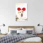 Hond met speelgoed in bed canvas afdruk (Insitu (Slaapkamer))