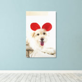 Hond met speelgoed in bed canvas afdruk (Insitu (Houten vloer))