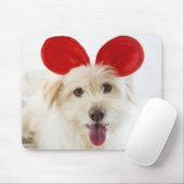 Hond met speelgoed in bed muismat (Met muis)