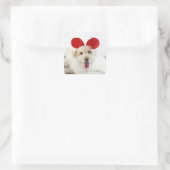 Hond met speelgoed in bed vierkante sticker (Tas)