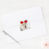 Hond met speelgoed in bed vierkante sticker (Envelop)