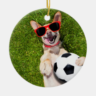 Hond met voetbal op groen kerstfeest keramisch ornament