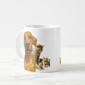 Hond ontmoet kattenmoeder en haar kittenleger koffiemok (Voorkant links)