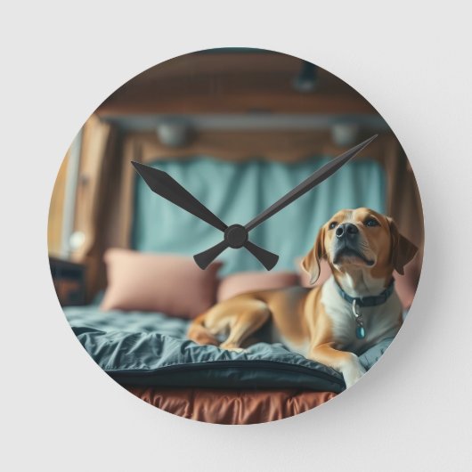 Hond op Bed Ronde Klok (Voorkant)