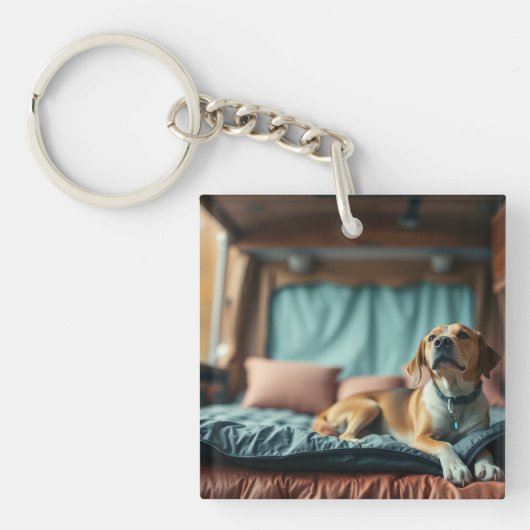 Hond op Bed Sleutelhanger (voorkant)