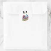 Hond op boeken ronde sticker (Tas)