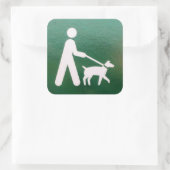 Hond op een aangelijnd bord vierkante sticker (Tas)