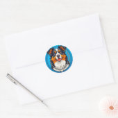 Hond op een groene achtergrond ronde sticker (Envelop)