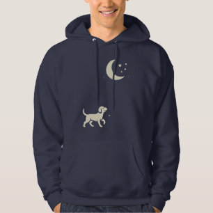 hond op een nachtelijke wandeling onder de maan en hoodie