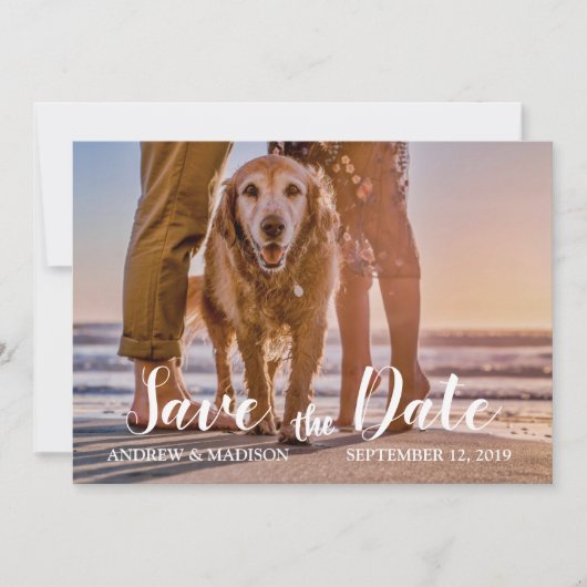Hond op het Strand met Koppel Save the Date Kaart (Voorkant)