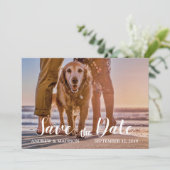 Hond op het Strand met Koppel Save the Date Kaart (Staand voorkant)