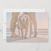 Hond op het Strand met Koppel Save the Date Kaart (Achterkant)