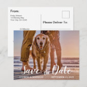 Hond op het strand met Paar Save the Date Aankondigingskaart (Voorkant / Achterkant)