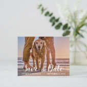 Hond op het strand met Paar Save the Date Aankondigingskaart (Staand voorkant)