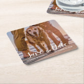 Hond op het strand met Paar Save the Date Kartonnen Onderzetters (Schuin)