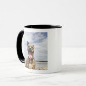 hond op het strand mok (Voorkant links)