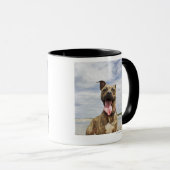 hond op het strand mok (Voorkant rechts)
