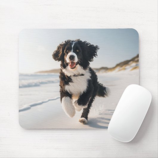 Hond op het strand mousepad muismat (Met muis)