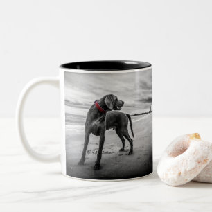 Hond op het strand Zwart & Wit Foto met Rode Halsb Tweekleurige Koffiemok