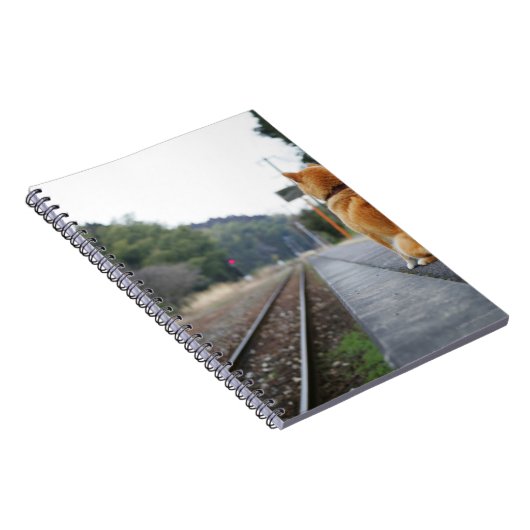 Hond op het treinstation notitieboek (Rechterzijde)