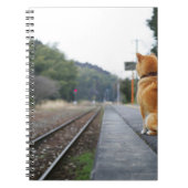 Hond op het treinstation notitieboek (Voorkant)