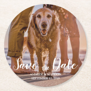 Hond op Strand met Koppel Save the Date Ronde Kartonnen Onderzetter
