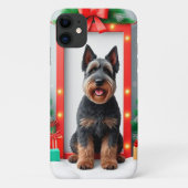 Hond poseren tussen feestelijke kerstversieringen Case-Mate iPhone case (Achterkant)