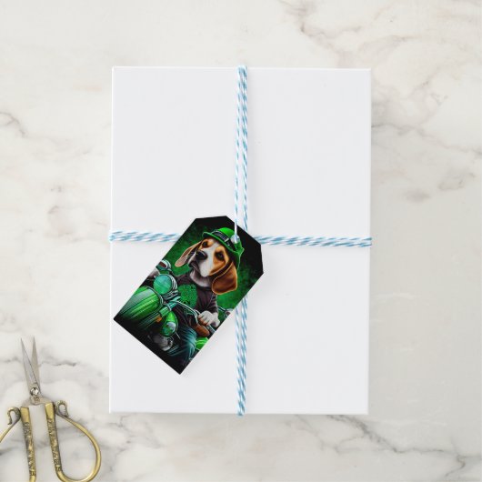 Hond rijdt op fiets St. Patrick's Day Cadeaulabel (Met Touw)