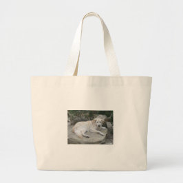 Hond rustend op een rots grote tote bag