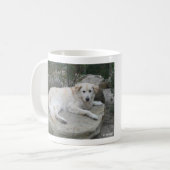 Hond rustend op een rots koffiemok (Voorkant links)