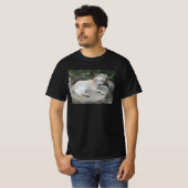 Hond rustend op een rots t-shirt (Voorkant volledig)