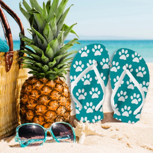 Hond schildert afdrukken op blauw, groen turquoise teenslippers