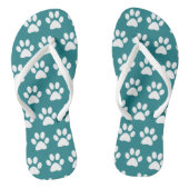 Hond schildert afdrukken op blauw, groen turquoise teenslippers (Voetbed)