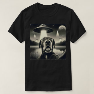 Hond selfie met UFO T-shirt