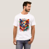 Hond slaat kleurrijk t-shirt (Voorkant volledig)