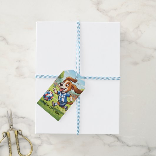 Hond speelt voetbal | Personaliseer Cadeaulabel (Met Touw)