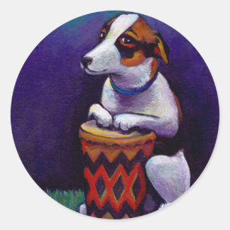 Hond spelen met een trommel met plezier originele ronde sticker