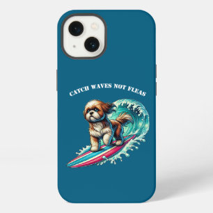 Hond surfen op een surfplank die een grote golf ri iPhone 13 hoesje