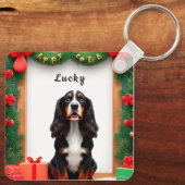 Hond te midden van kerstversiering sleutelhanger (Achterkant)