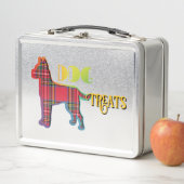 Hond trakteert op rode oude school (In situ)