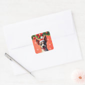 Hond tussen kerstdecoraties vierkante sticker (Envelop)