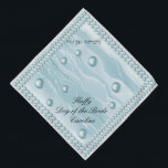 Hond van de bruine en Blauwgroen blauwe parels en  Bandana<br><div class="desc">Dit is vriendelijk Bandana om je liefste hond of je lieve kat te laten meedoen op je trouwdag. Over het ontwerp: de achtergrond heeft een Blauwgroen blauw zijdepatroon. De Bandana heeft een prachtig lijst met twee strengen Blauwgroen blauwe parels. Op het zijden patroon worden negen Blauwgroen blauwe parels willekeurig geplaatst....</div>