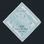 Hond van de bruine en Blauwgroen blauwe parels en  Bandana<br><div class="desc">Dit is vriendelijk Bandana om je liefste hond of je lieve kat te laten meedoen op je trouwdag. Over het ontwerp: de achtergrond heeft een Blauwgroen blauw zijdepatroon. De Bandana heeft een prachtig lijst met twee strengen Blauwgroen blauwe parels. Op het zijden patroon worden negen Blauwgroen blauwe parels willekeurig geplaatst....</div>