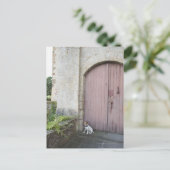 Hond voor gesloten deuren briefkaart (Staand voorkant)