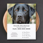 Hond Walker Pet Sitter Custom Foto White Flyer<br><div class="desc">Een slanke en minimalistische witte flyer met een aanpasbare foto van een schattige zwarte Labrador,  perfect voor hondenloper en dierenoppas,  hondengedragsopvoeder,  trimmer. Je kunt de foto vervangen door je eigen logo! Op de achterkant zit een hondenpootpatroon!</div>