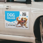 Hond Walker Pet Zittend Gelukkige Hond Bijten Zijn Automagneet<br><div class="desc">Dog Walker Schattige Happy Dog Pet Sitter Blue Paws Car Magnets.</div>