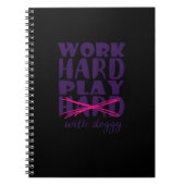 Hond - Werk hard. Speel zo hard met Doggy Esse Notitieboek (Voorkant)