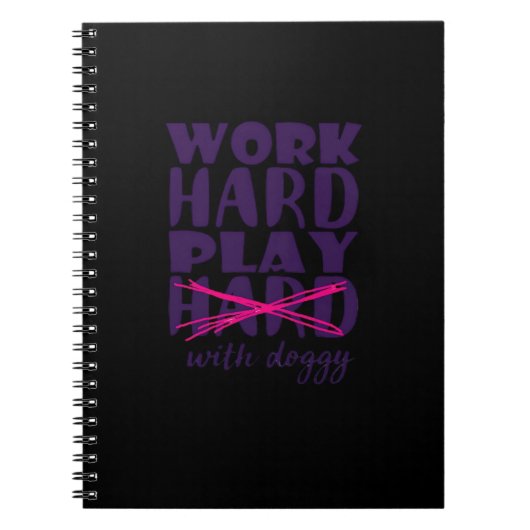 Hond - Werk hard. Speel zo hard met Doggy Esse Notitieboek (Voorkant)