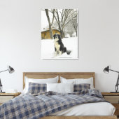 Hond zit in sneeuw, achter met een blokhut canvas afdruk (Insitu (Slaapkamer))