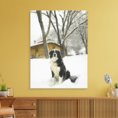 Hond zit in sneeuw, achter met een blokhut canvas afdruk (Insitu (Woonkamer))
